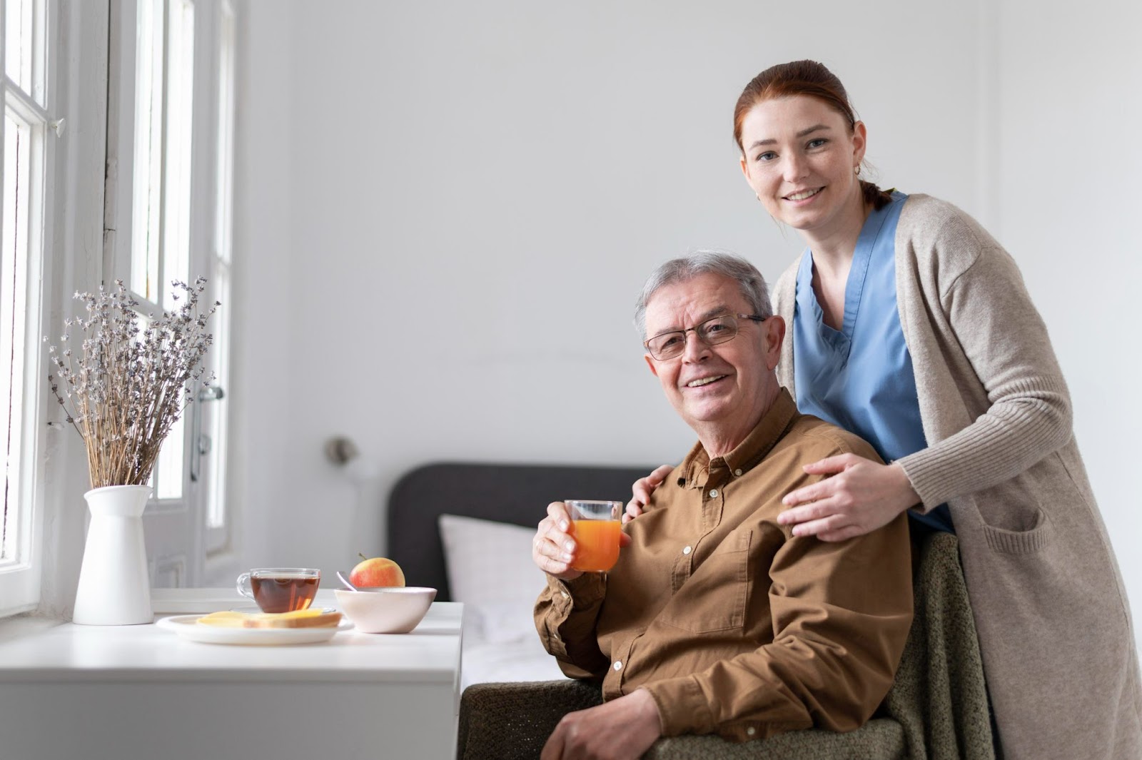 Caregiver supporting an older man with daily nutrition, addressing common dietary challenges in the elderly